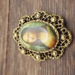 B638 antique Mona Lisa cameo brooch heirloom collectible fashion